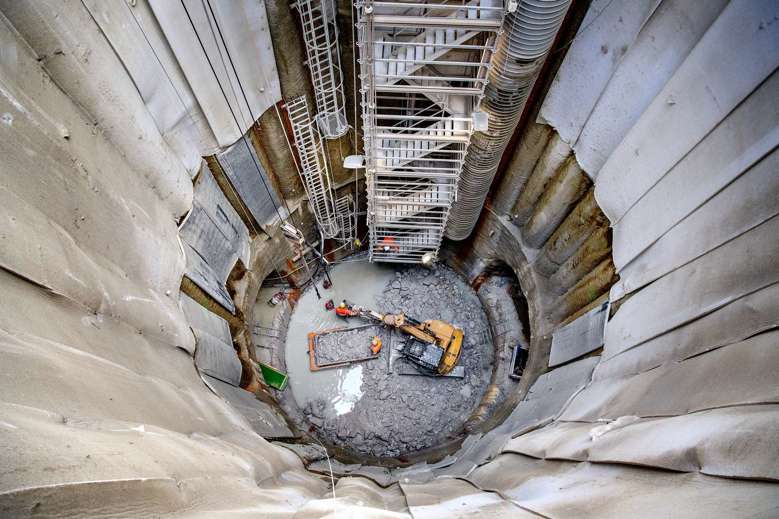 Udgravning af den 40 meter dybe skaktarbejdsplads ved Krauseparken Kbh. Ø. Fotograf: Bax Lindhardt / Metroselskabet